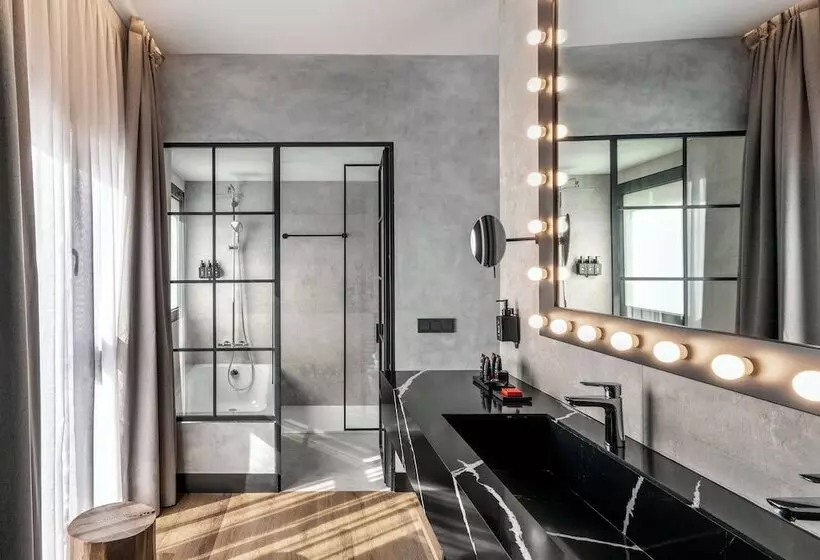 هتل Radisson Red Madrid