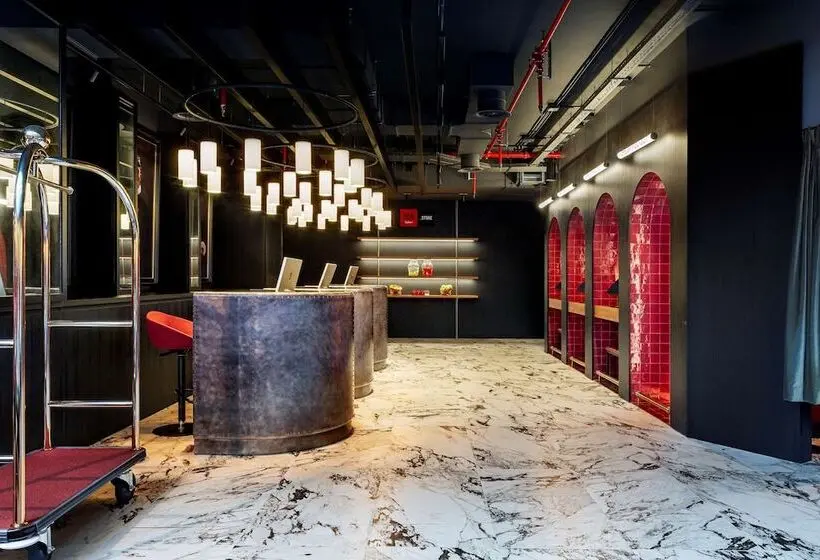 هتل Radisson Red Madrid
