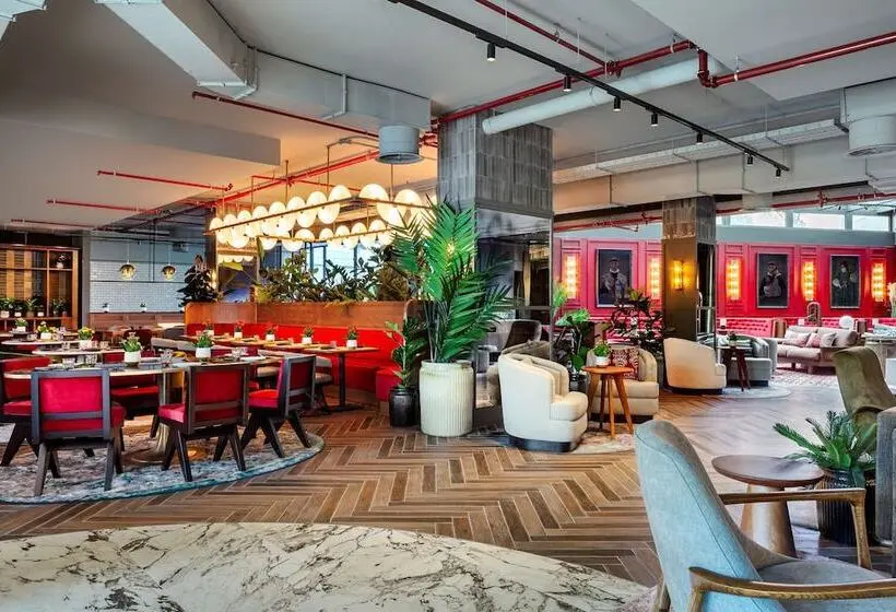 هتل Radisson Red Madrid