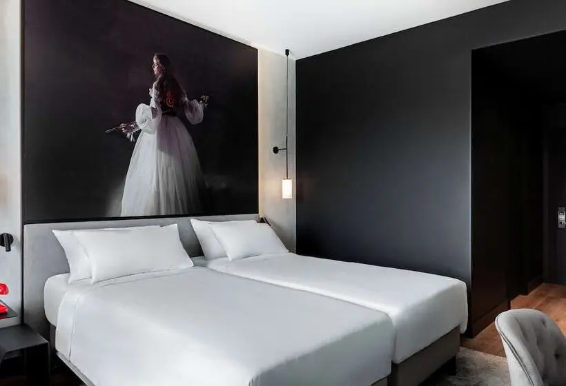 هتل Radisson Red Madrid