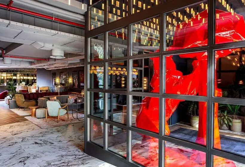 هتل Radisson Red Madrid