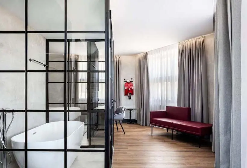 هتل Radisson Red Madrid