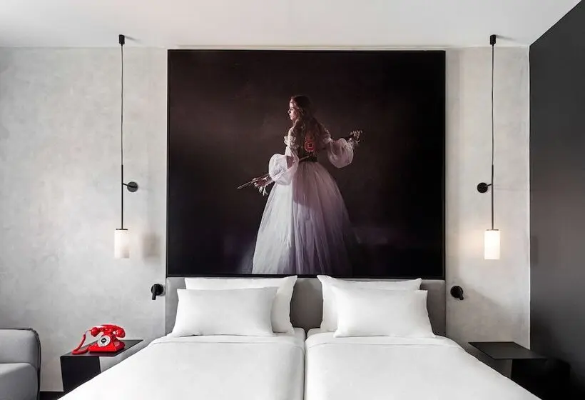 هتل Radisson Red Madrid