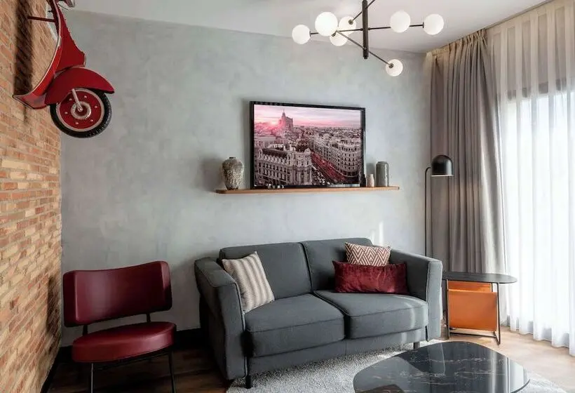 هتل Radisson Red Madrid
