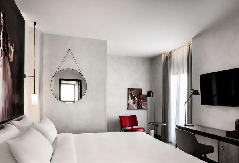 هتل Radisson Red Madrid