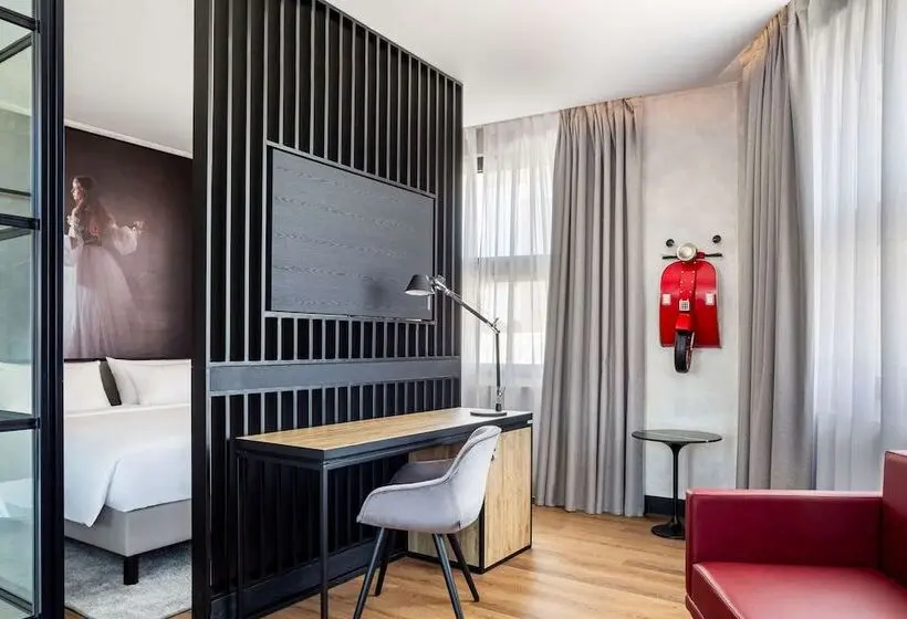 هتل Radisson Red Madrid