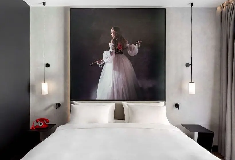 هتل Radisson Red Madrid