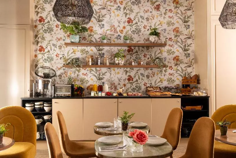 Отель Maxim Opera