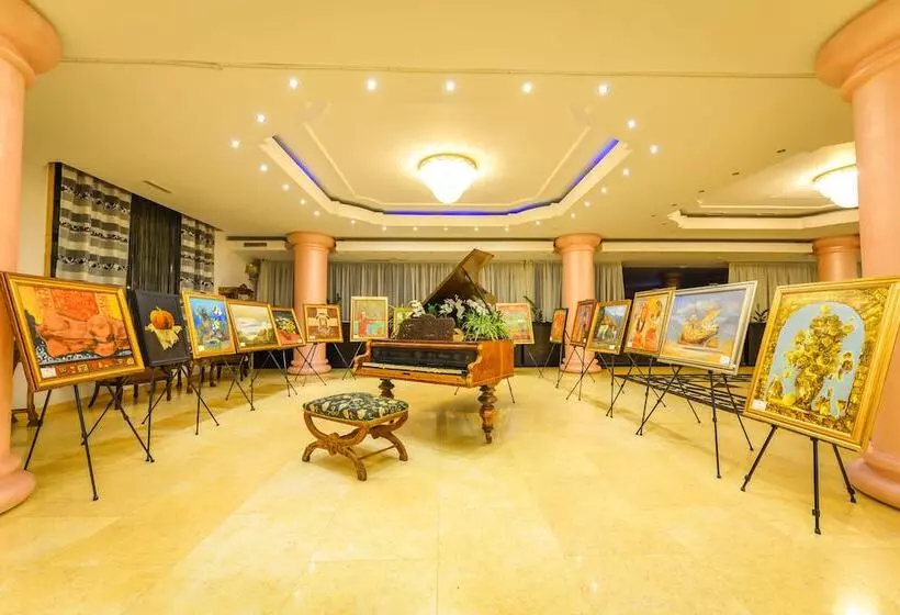 هتل Phoenicia Grand