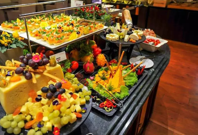 هتل Phoenicia Grand