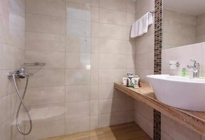 هتل Tolon Holidays