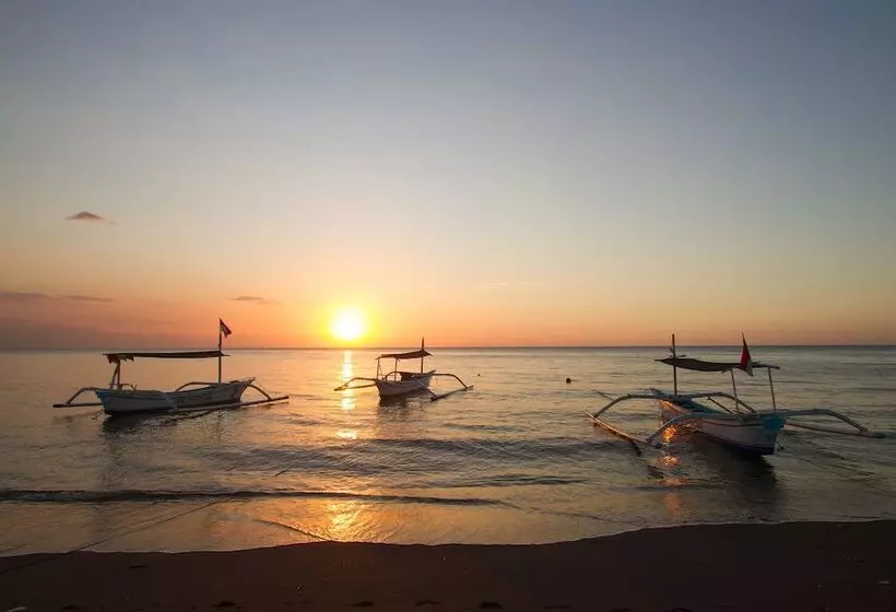 Отель Bali Taman Beach Resort & Spa Lovina