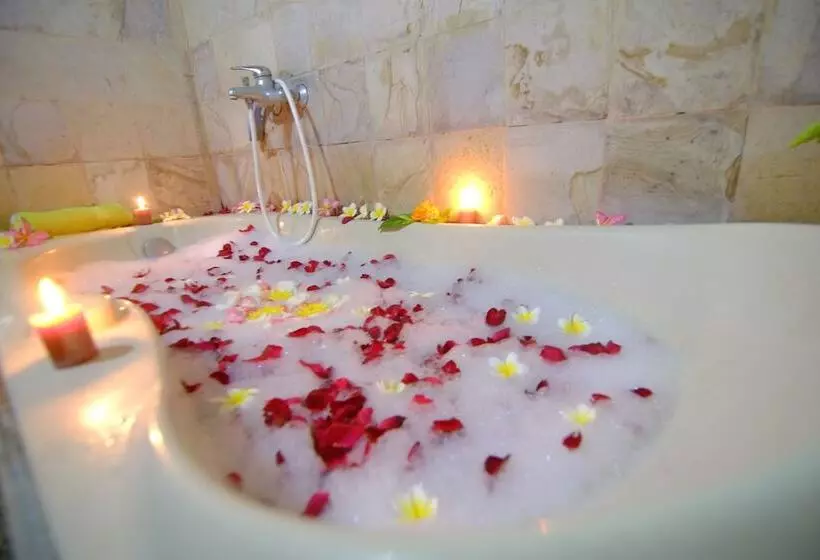 Отель Bali Taman Beach Resort & Spa Lovina