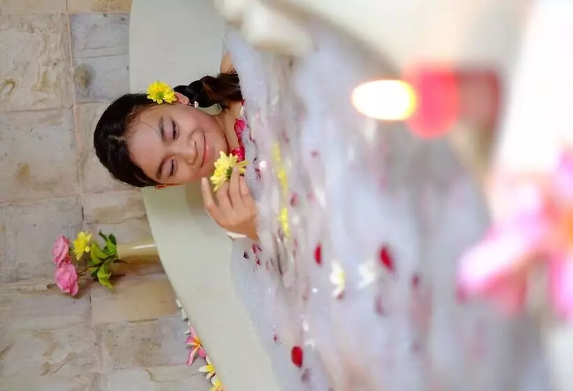 Отель Bali Taman Beach Resort & Spa Lovina