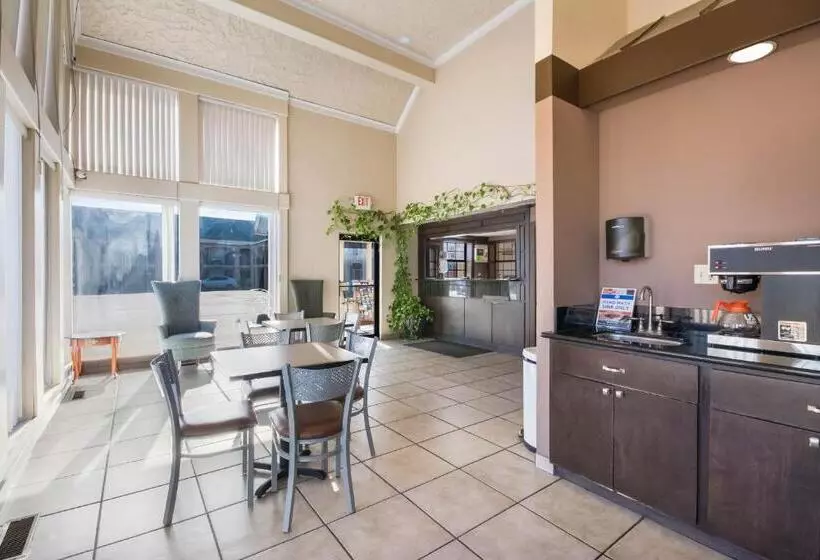 ホテル Econo Lodge Inn & Suites