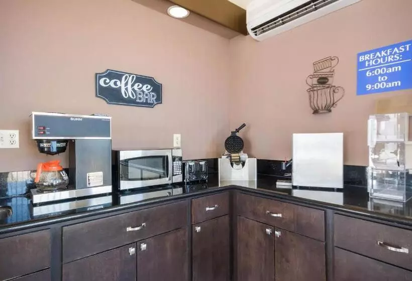 ホテル Econo Lodge Inn & Suites