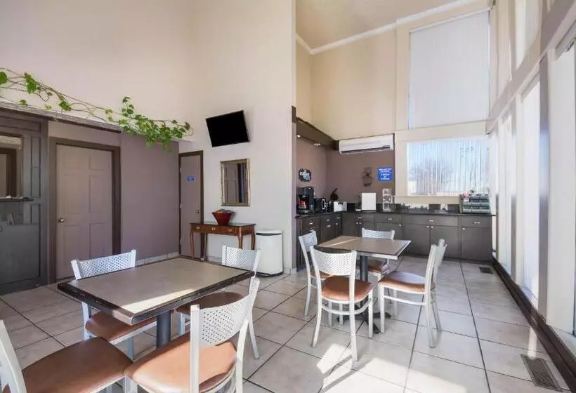 ホテル Econo Lodge Inn & Suites