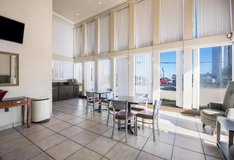 ホテル Econo Lodge Inn & Suites