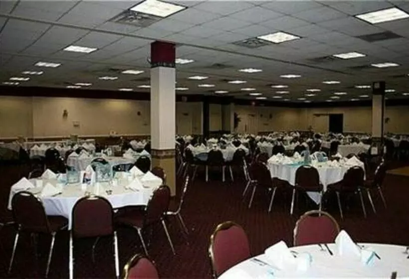 ホテル Westmont Inn & Suites