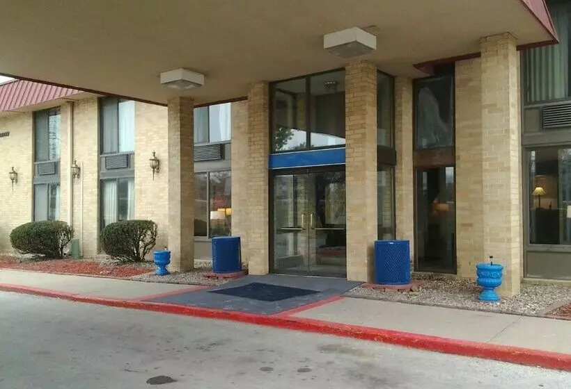 ホテル Westmont Inn & Suites