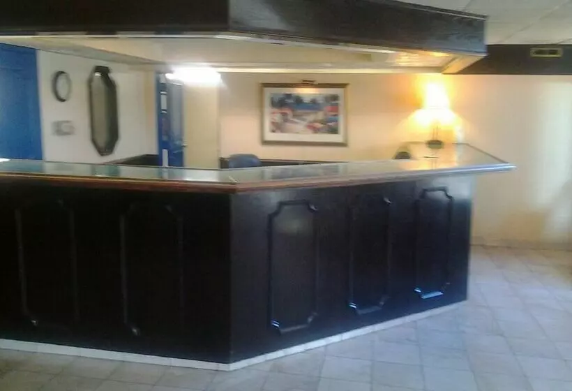 ホテル Westmont Inn & Suites