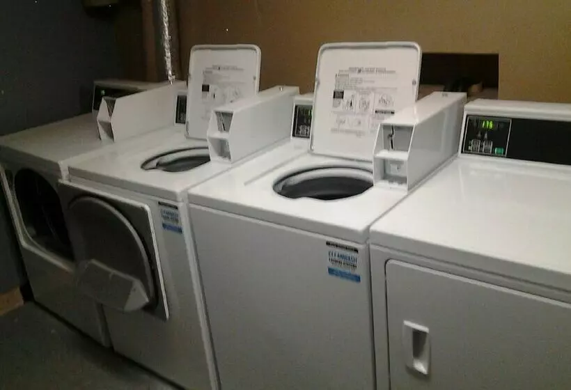 ホテル Westmont Inn & Suites