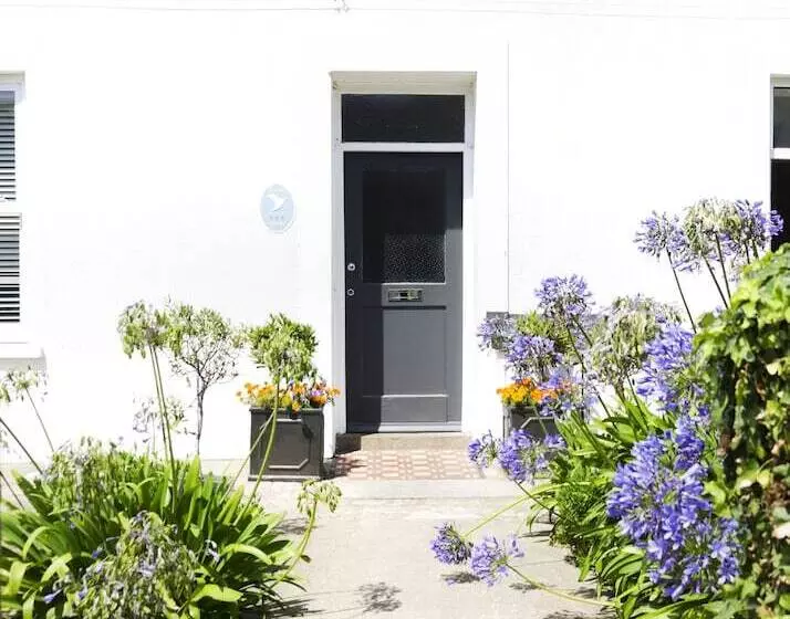 Отель Beachcombers