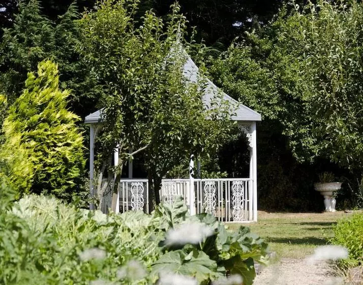 Отель Beachcombers