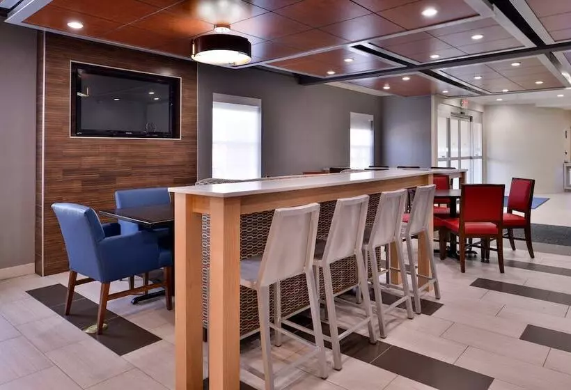 Holiday Inn Express Hotel & Suites North Kansas City, An Ihg