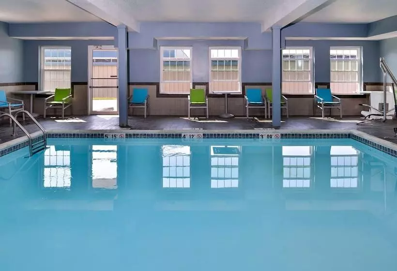 Holiday Inn Express Hotel & Suites North Kansas City, An Ihg