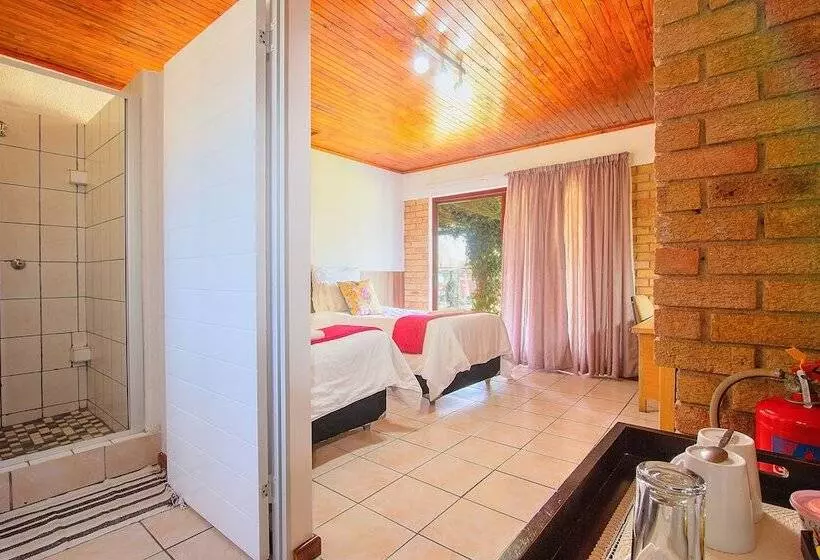 هتل Airport Bird & Game Lodge