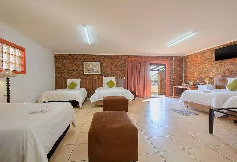 هتل Airport Bird & Game Lodge