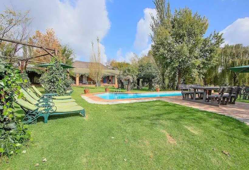 هتل Airport Bird & Game Lodge