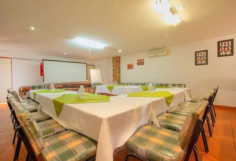 هتل Airport Bird & Game Lodge