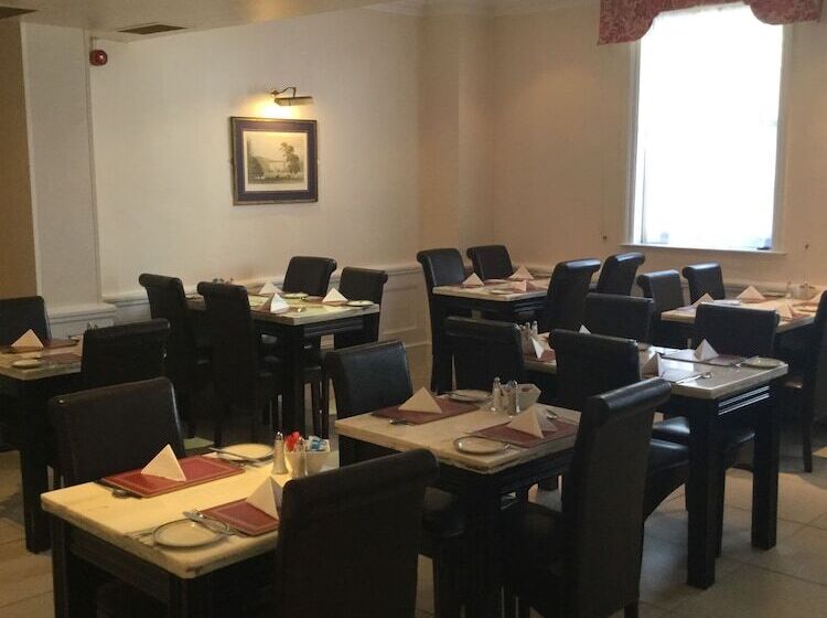 Отель Ramada By Wyndham Crawley Gatwick