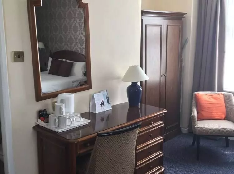 Hotelli Ramada By Wyndham Crawley Gatwick