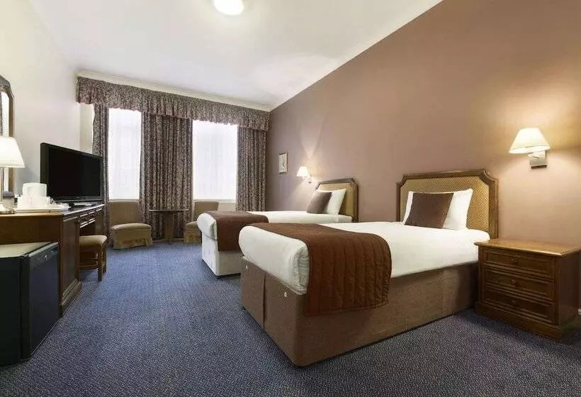 Hotelli Ramada By Wyndham Crawley Gatwick