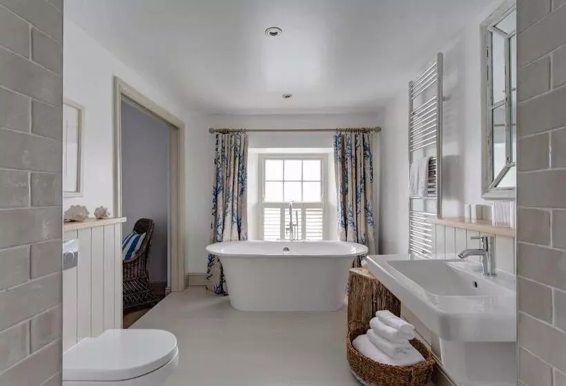 Отель The Idle Rocks