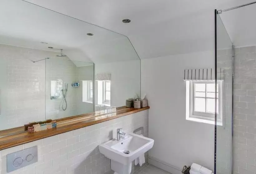 Отель The Idle Rocks