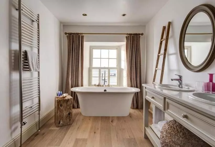 Отель The Idle Rocks