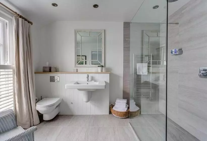 Отель The Idle Rocks