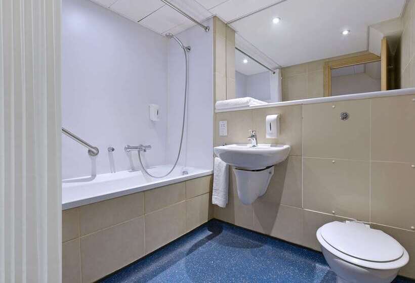 Отель Travelodge London Central Aldgate East