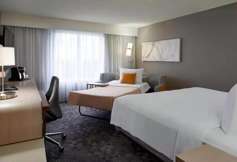 هتل Courtyard By Marriott Toronto Airport