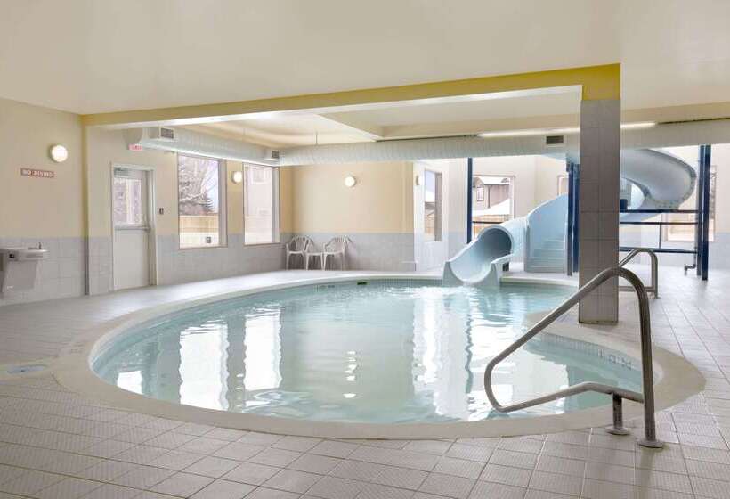 هتل Days Inn By Wyndham Moose Jaw