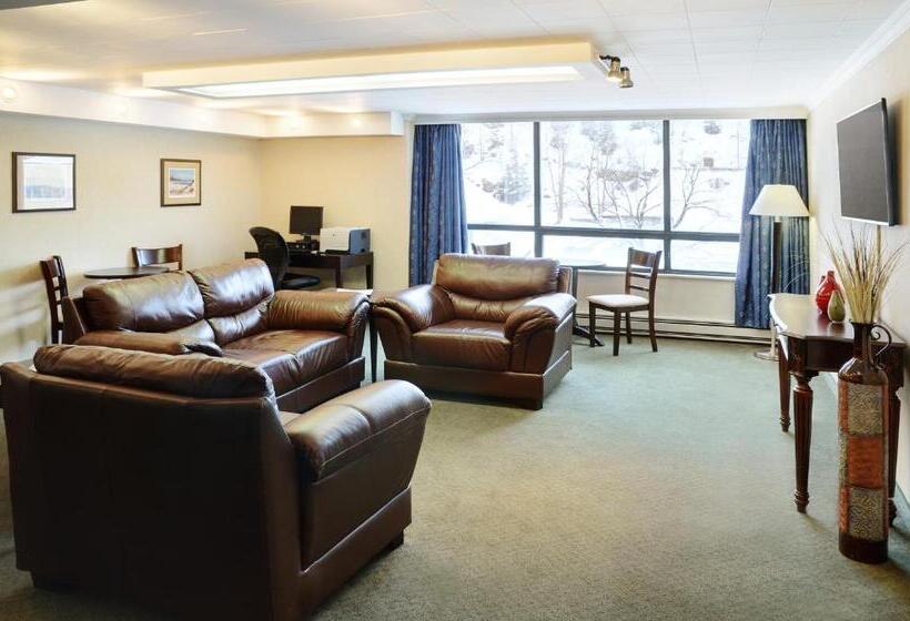 هتل Greenwood Inn & Suites