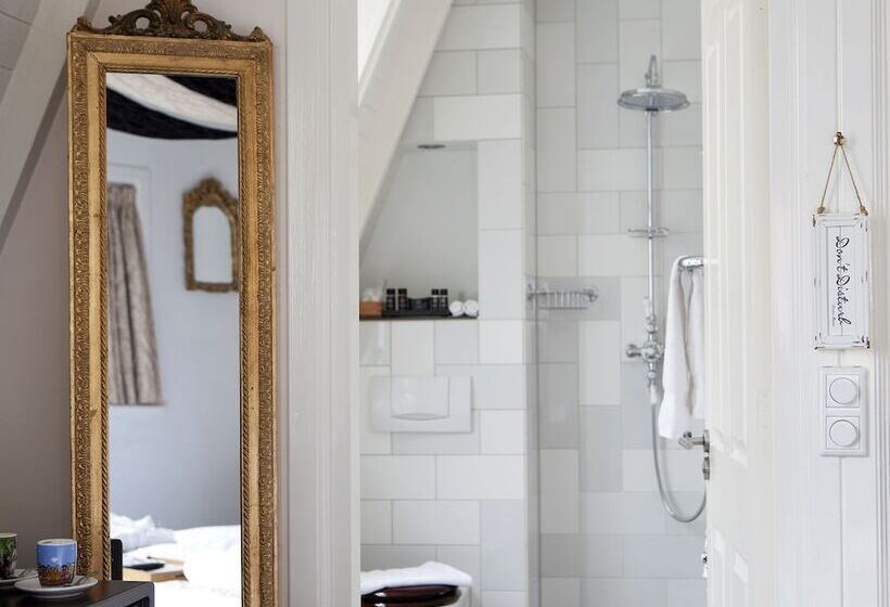 Hotel Rosalia S Menagerie Cocktail Bar & Innupstairs