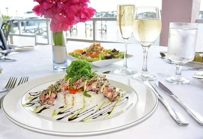 هتل Green Turtle Club Resort & Marina