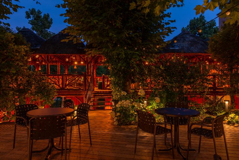 هتل Les Etangs De Corot