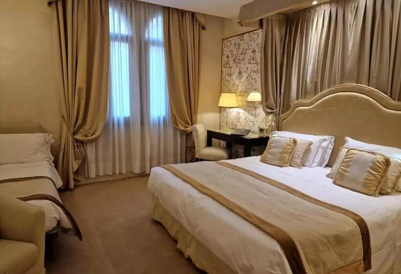 هتل A La Commedia