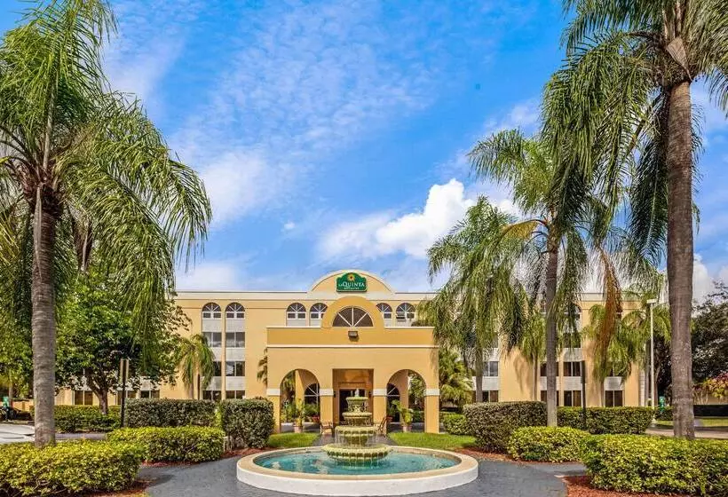 هتل La Quinta By Wyndham Miami Lakes